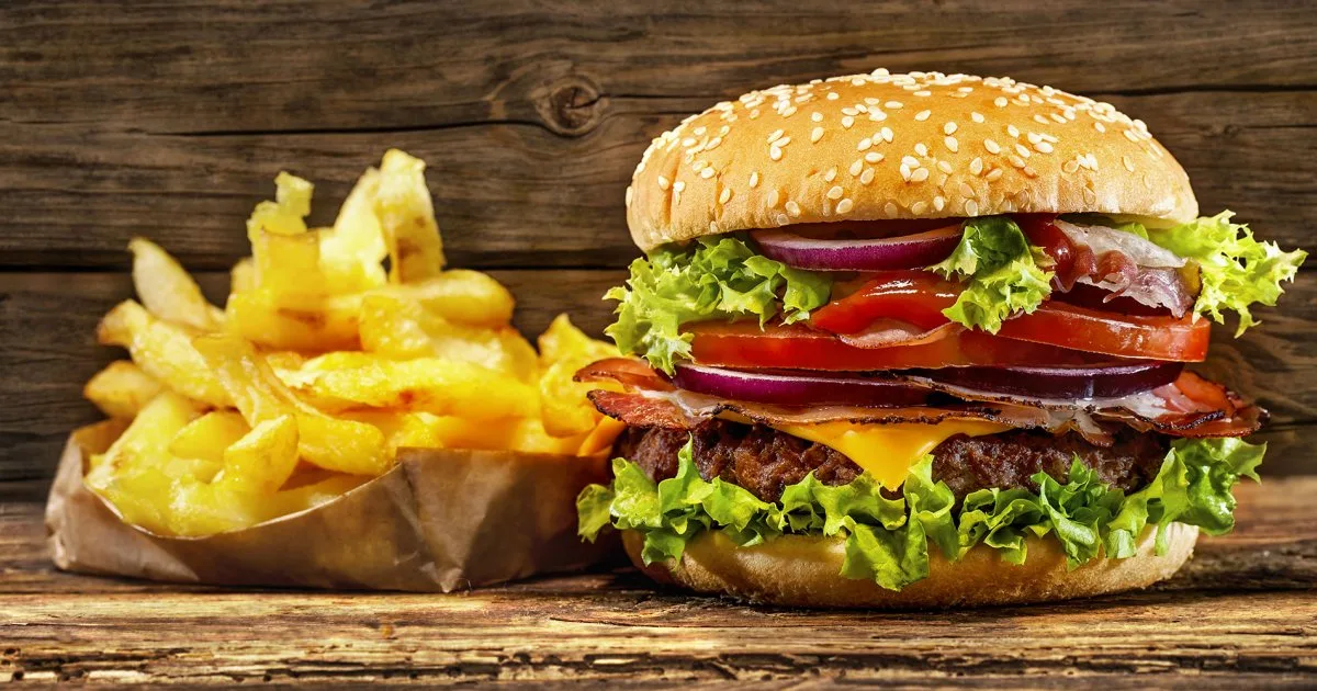 Hamburger et frites fraîches maison