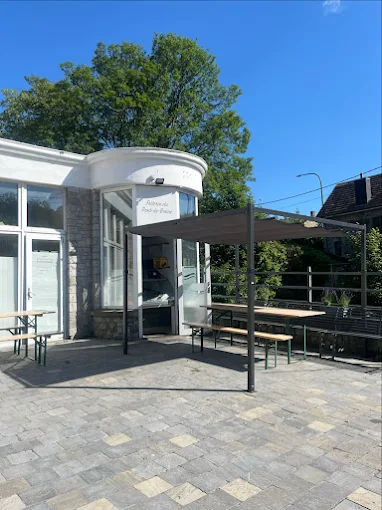 Devanture et terrasse de la Friterie du Pont-de-Bonne à Modave