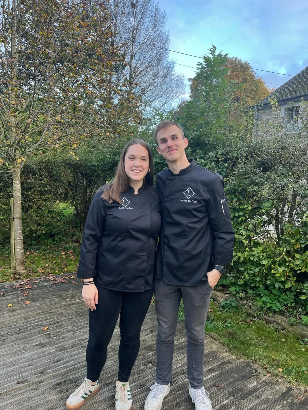 Léna Jardon et Lucien Dufour, fondateurs de LéLu Traiteur, en veste de cuisine