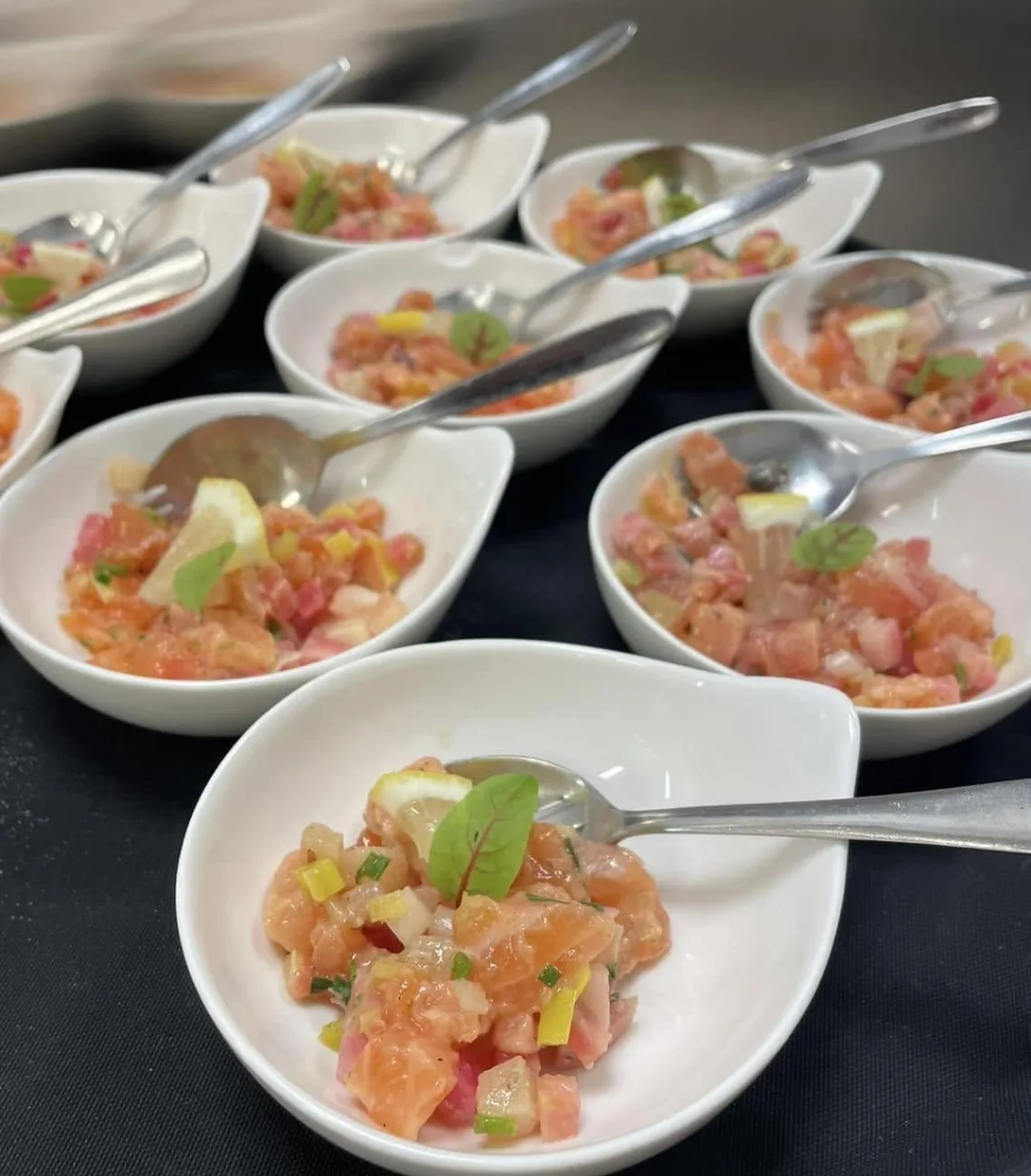 Verrines de tartare de saumon, citron et pousses fraîches