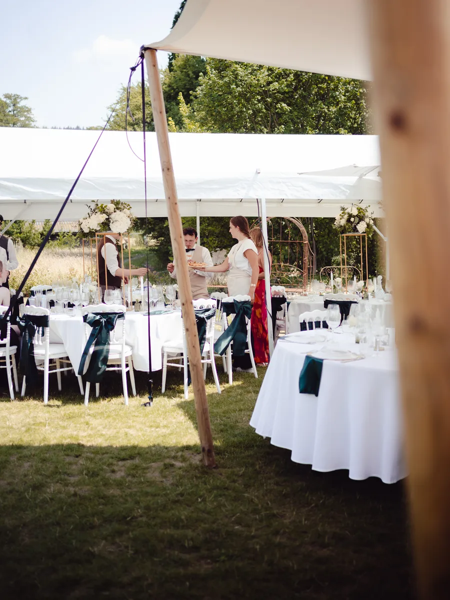 Réception de mariage sous tente : service des convives par l'équipe LéLu