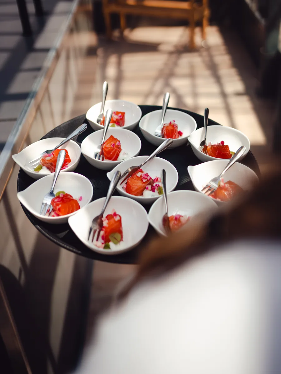 Plateau de bols de tartare de saumon servis en réception
