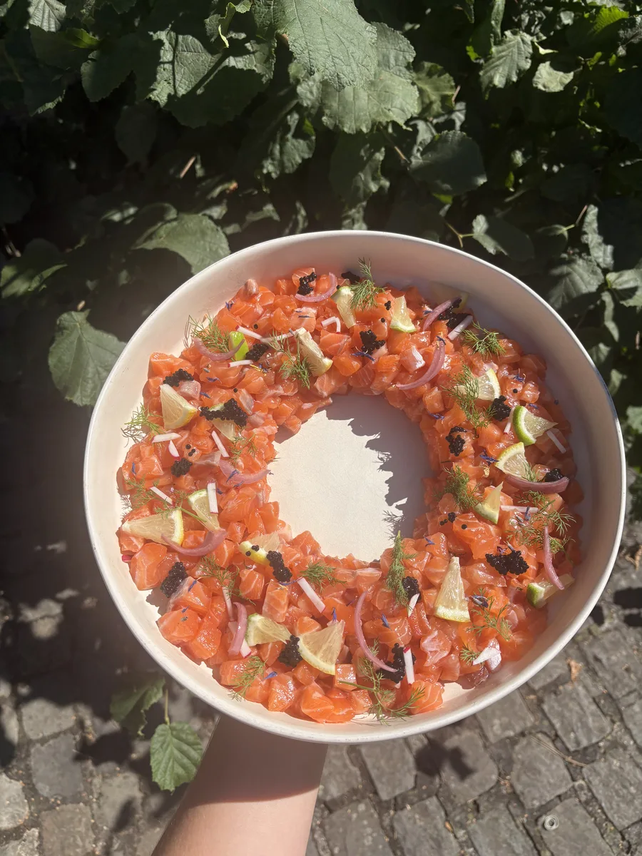 Couronne de tartare de saumon, citron vert, aneth et œufs de lompe