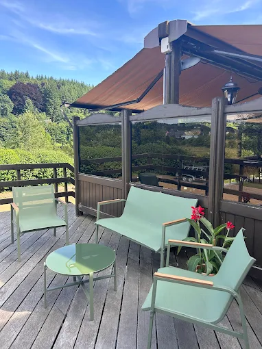 La terrasse extérieure de Charlie's Bar-Restaurant