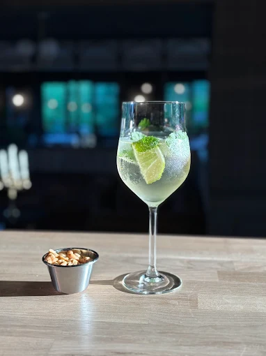 Cocktail frais au citron vert et à la menthe — Charlie's Bar-Restaurant, Gedinne