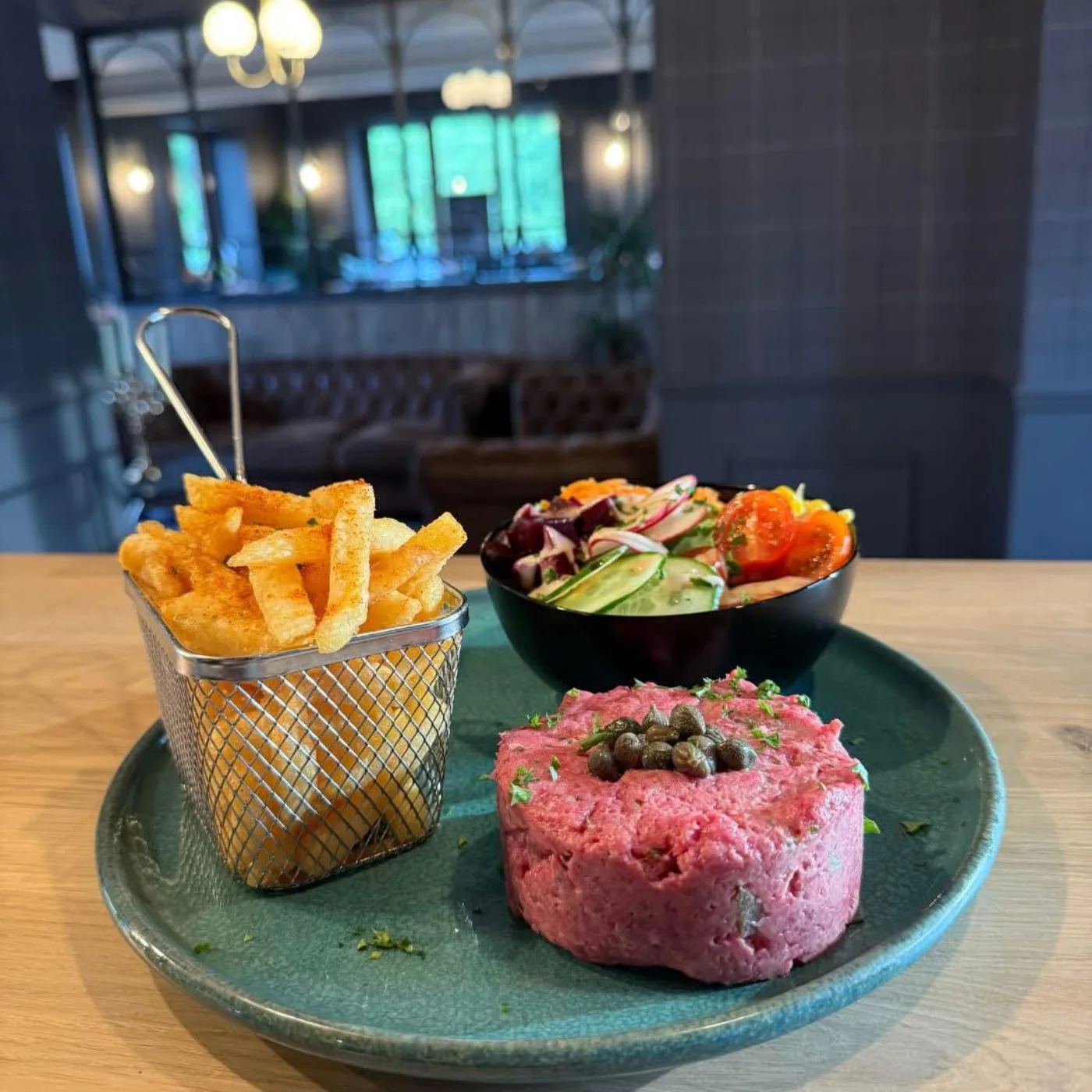 Filet américain préparé, frites et salade — Charlie's Bar-Restaurant, Gedinne