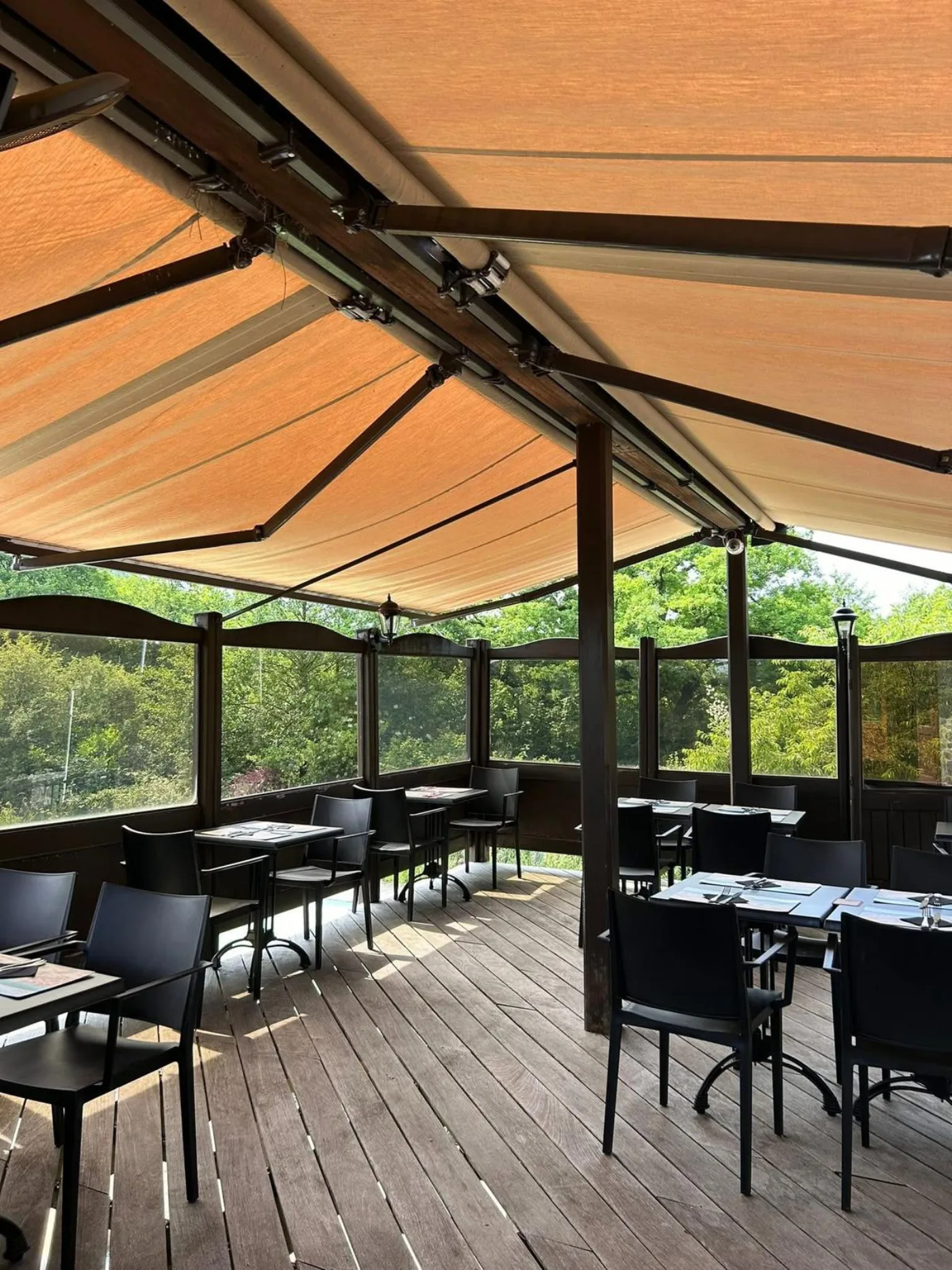 La terrasse couverte, ouverte sur la verdure — Charlie's Bar-Restaurant, Gedinne