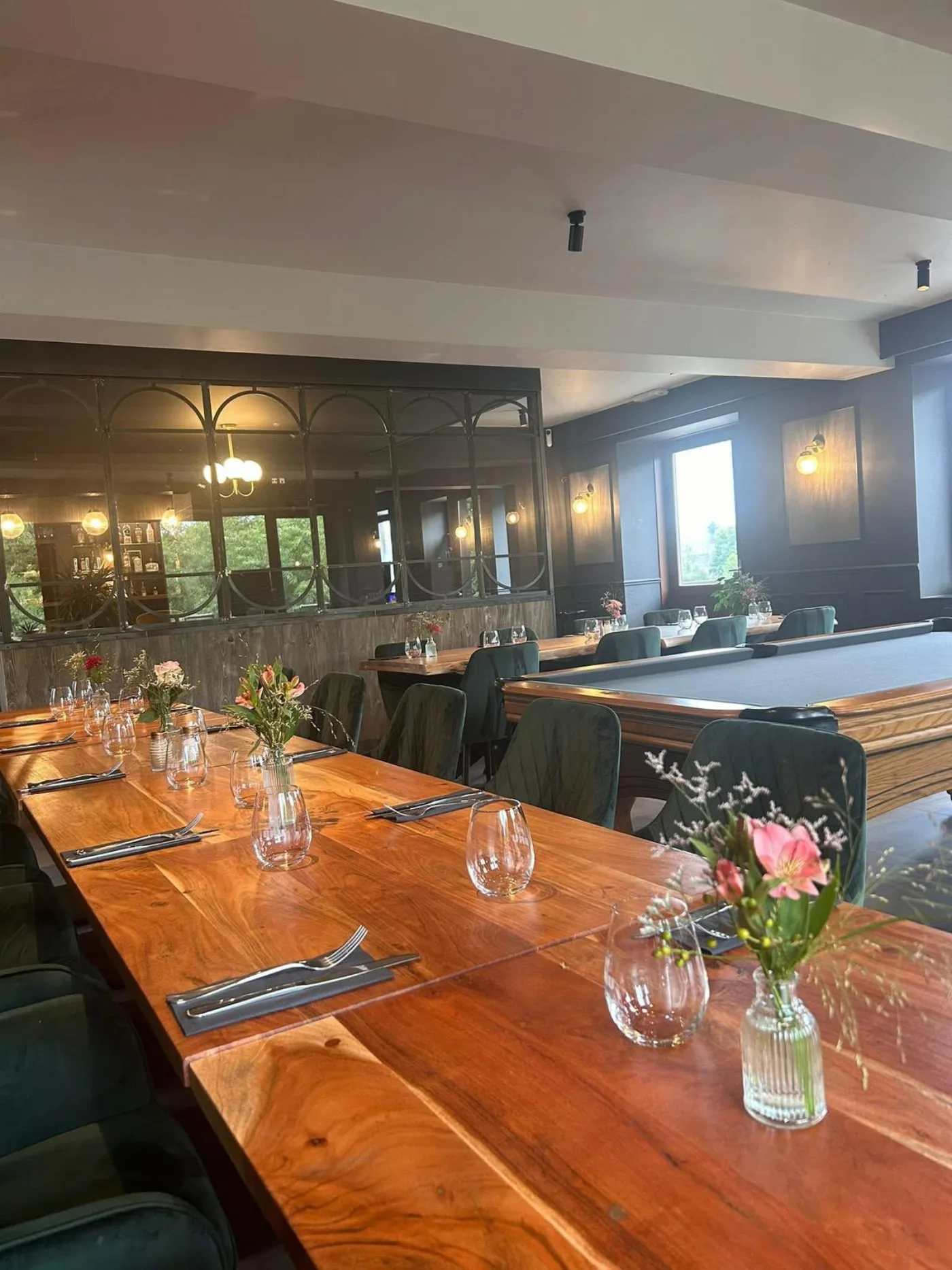 Grande tablée dressée, le billard en fond — Charlie's Bar-Restaurant, Gedinne