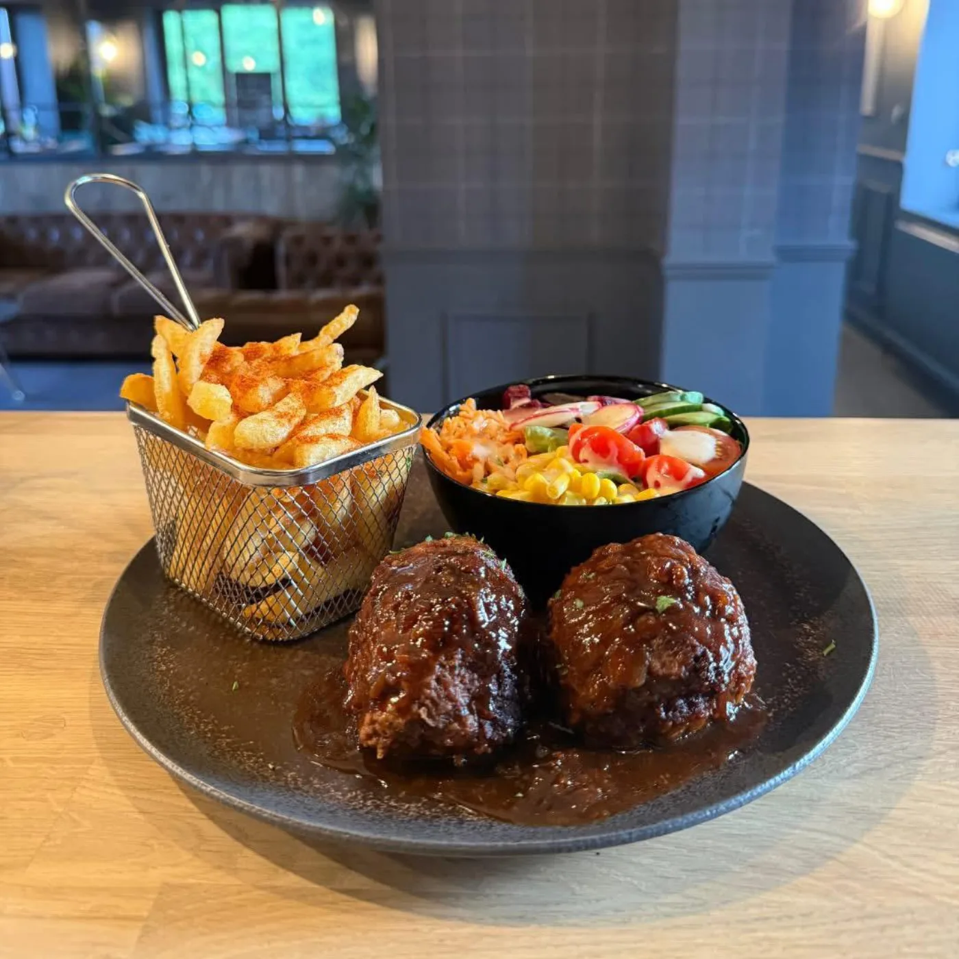 Boulettes sauce maison, frites et salade — Charlie's Bar-Restaurant, Gedinne