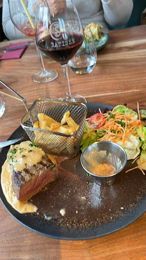 Pavé de bœuf, frites et verre de vin rouge — Charlie's Bar-Restaurant, Gedinne