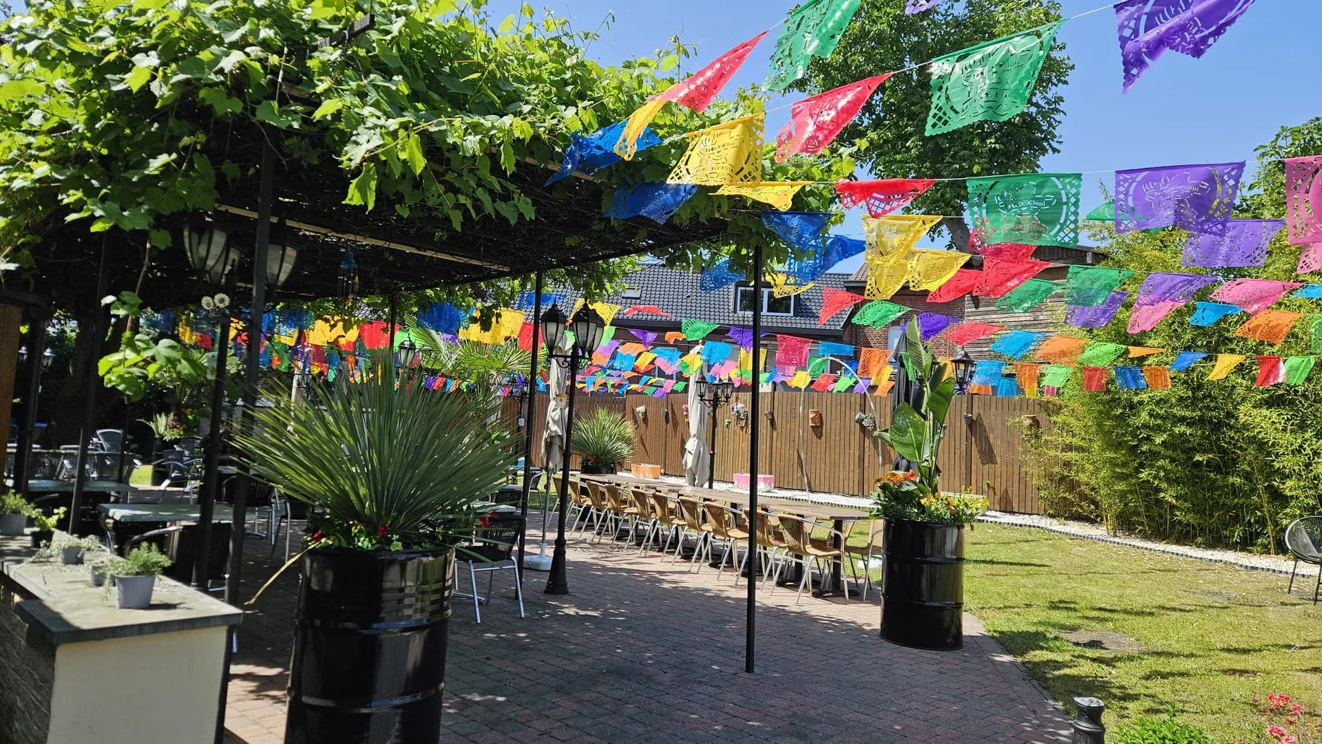 Terrasse fleurie et décorée de fanions — El Mexicanito, Charleroi