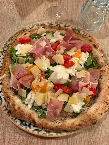 Pizzas à la pâte légère cuites au four — L'Isola Bella, Mouscron