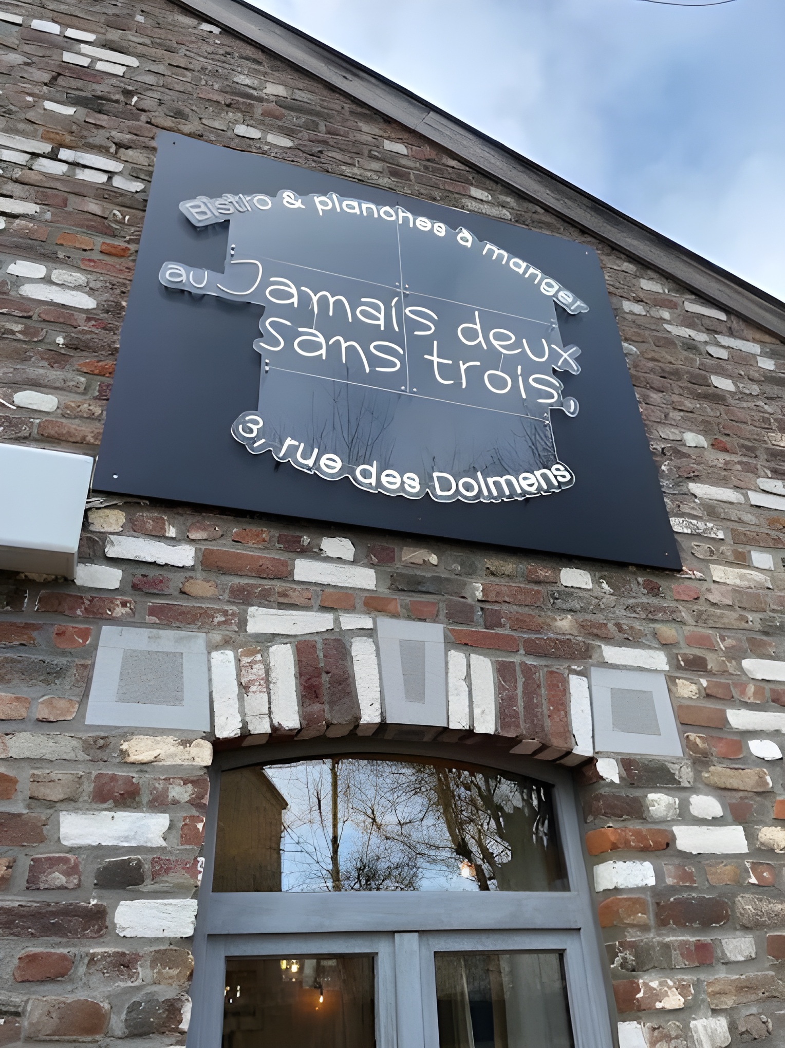 Façade de Au Jamais Deux Sans Trois