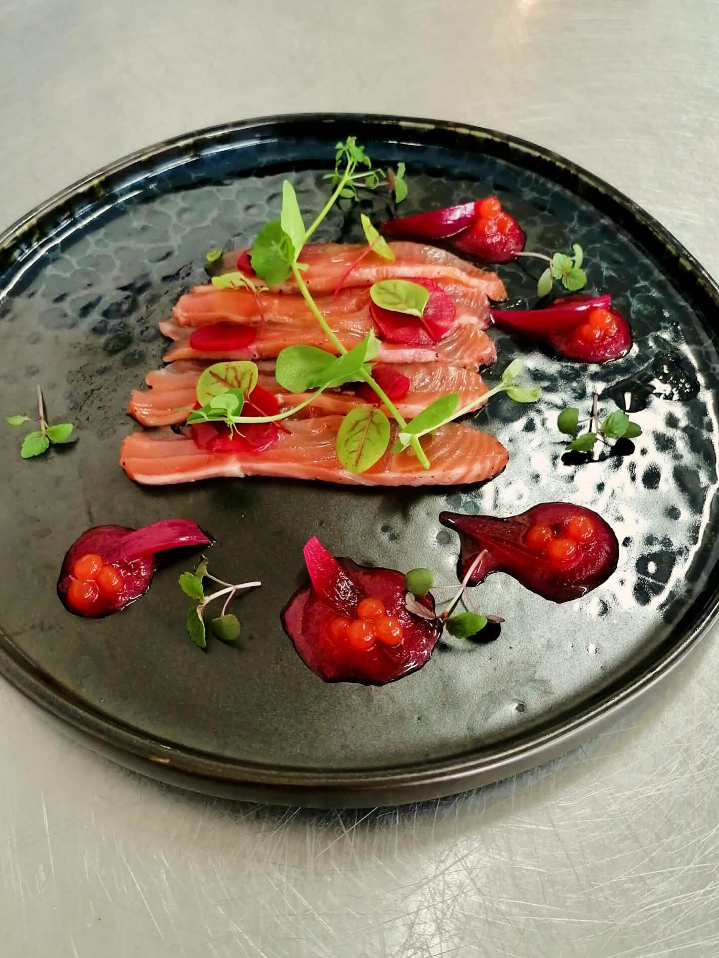 Carpaccio de thon rouge, betterave et œufs de saumon