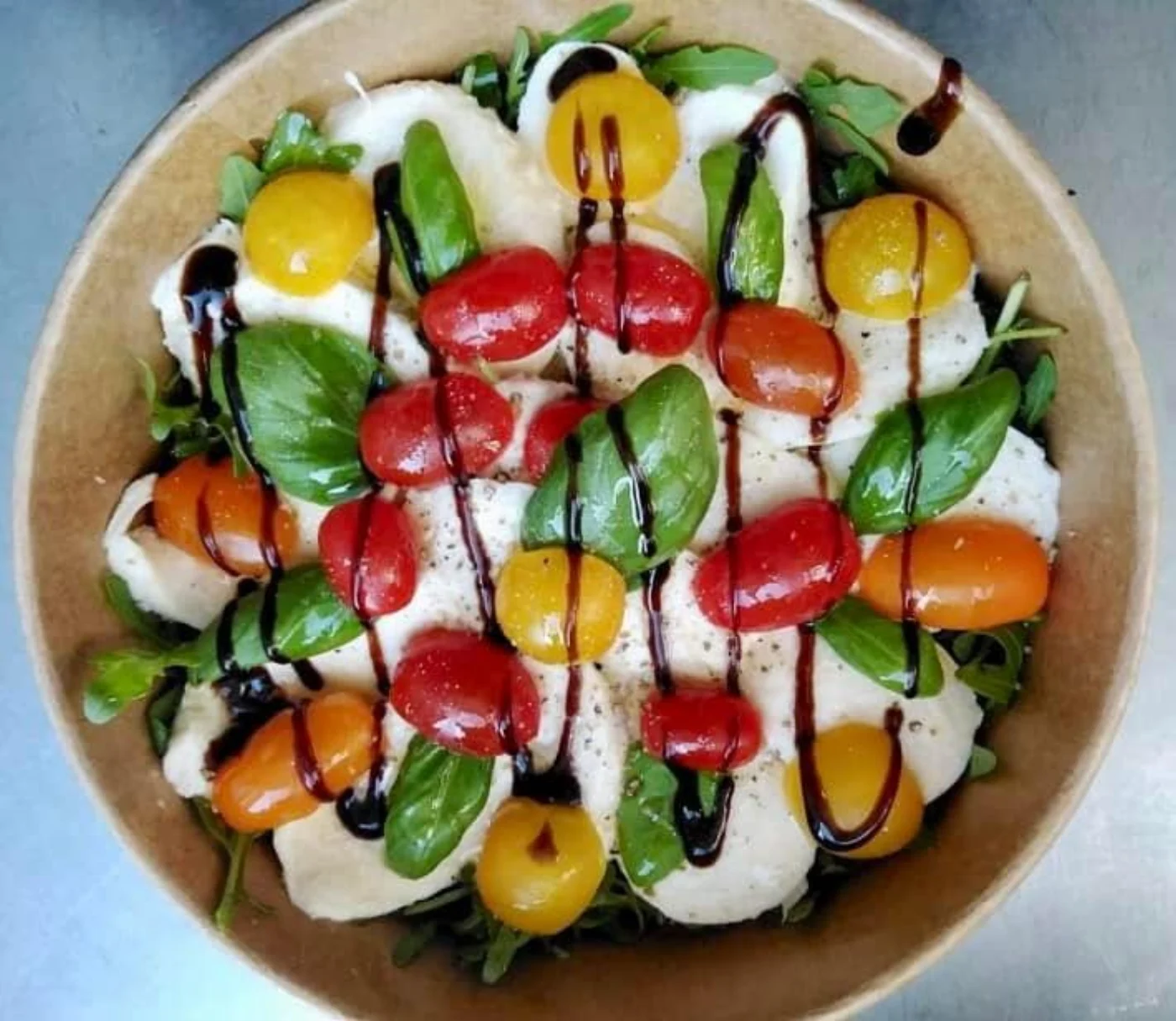 Salade caprese fraîche de L'eau à la Bouche