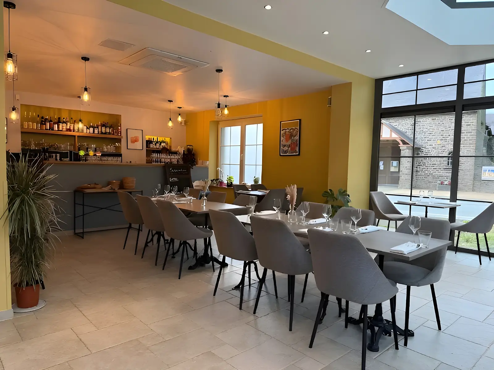 Salle du restaurant L'insolite à Anhée