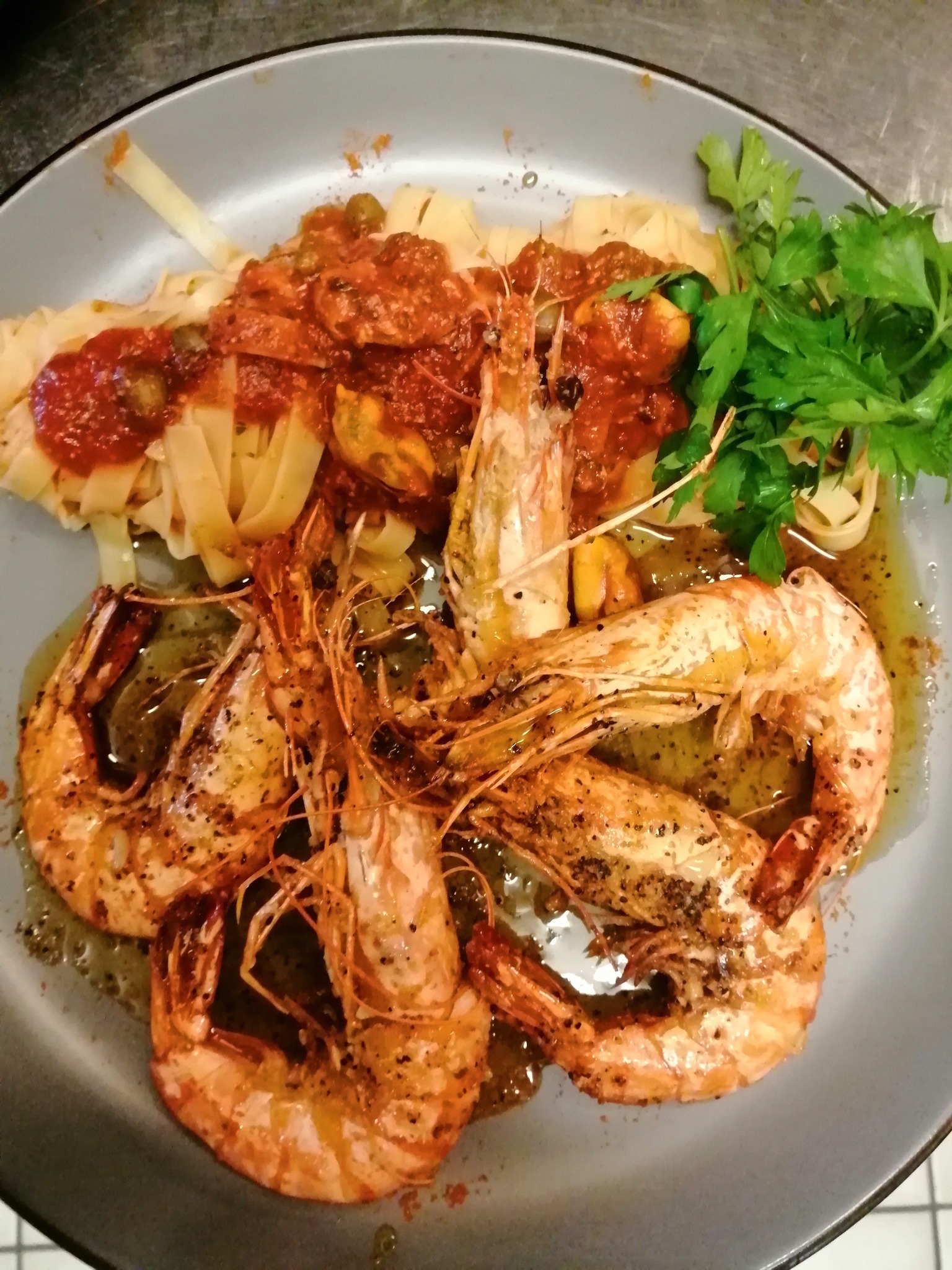 Scampis tomate basilic